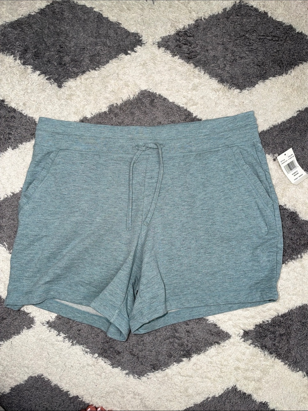 NWT 32° COOL Women's Athletic Knit Shorts with pockets size med